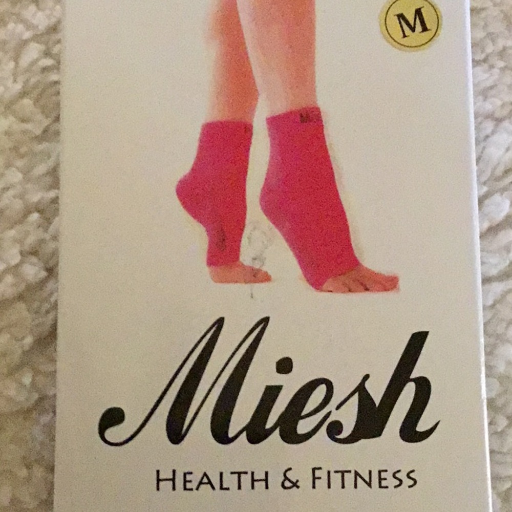 Mesh plantar fasciitis socks.